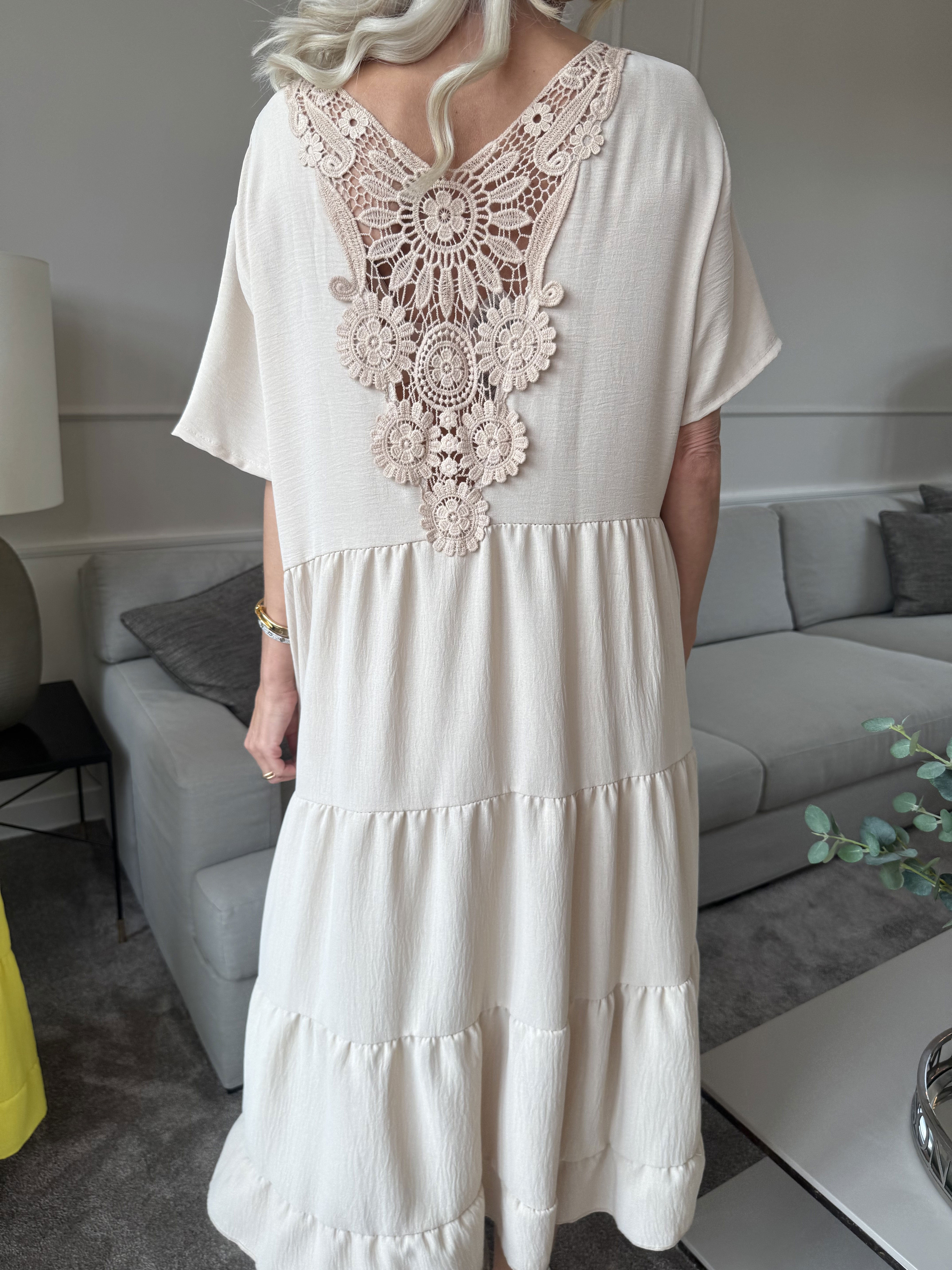 Shayna - Tunikakjole i viskose med broderet detaljer på ryggen